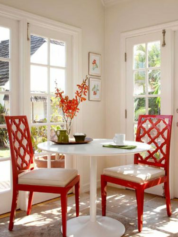 zwei-Rotfarbige-Stühle-mit-weißen-Kissen