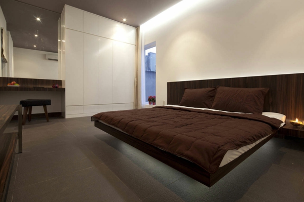 Schwebende-Betten-modernes-Design-braune-Bettwäsche-Im-Schlafzimmer