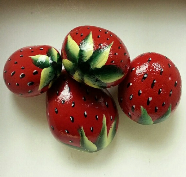 Schön-bemalter-Steine-als-Gartendekoration-Erdbeeren-Obst