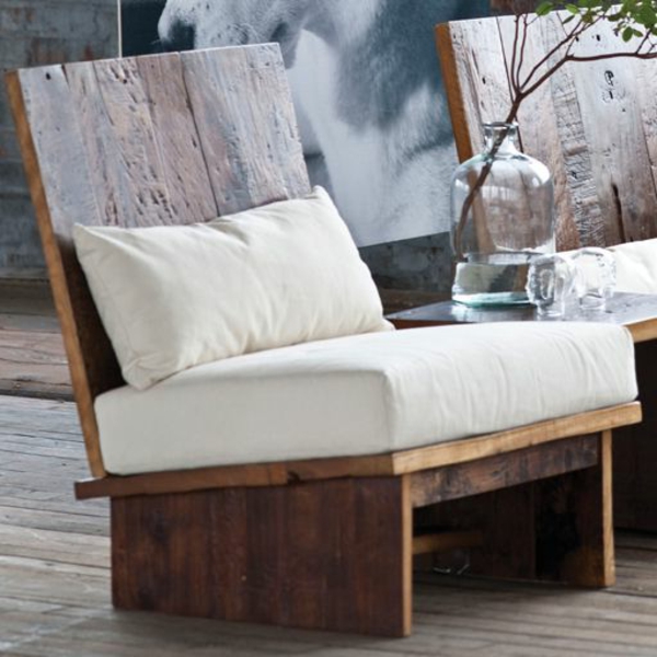 weiße-Sitzkissen-Holzmöbel-in-Weiß