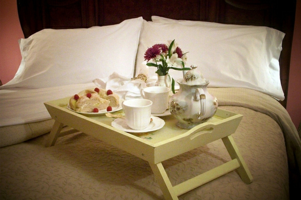 Tischcehn-aus-Holz-Frühstücken-im-Bett-grüne-Farbe