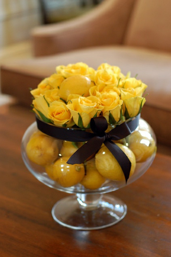 Tischdeko-mit-künstlichem-Obst-und-gelbe-Rosen