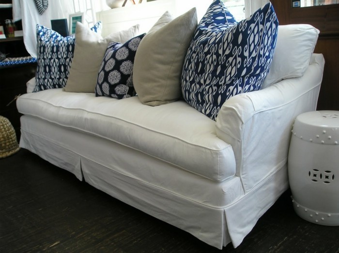 Türkise-Kissen-auf-weißer-Couch