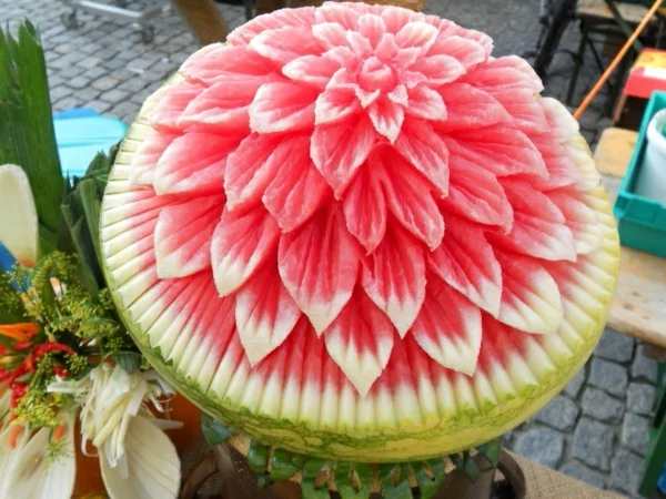schöne-Wassermelone-schnitzen-Blumenart