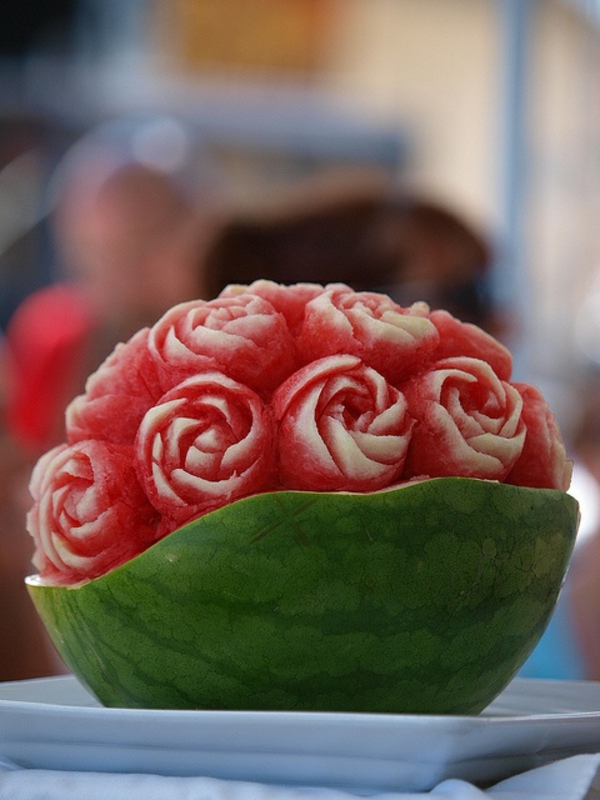 Wassermelone-wie-rote-Rosen-schnitzen