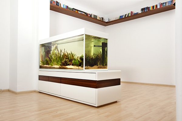 aquarium-raumteiler-luxuriöser-look - im zimmer mit weißer gestaltung