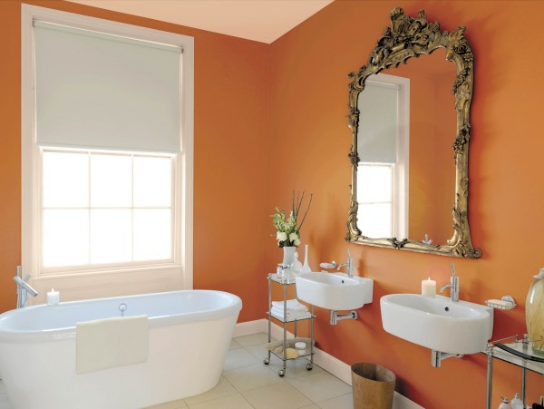 Badezimmer-mit-orange-wänden-weißes-fenster