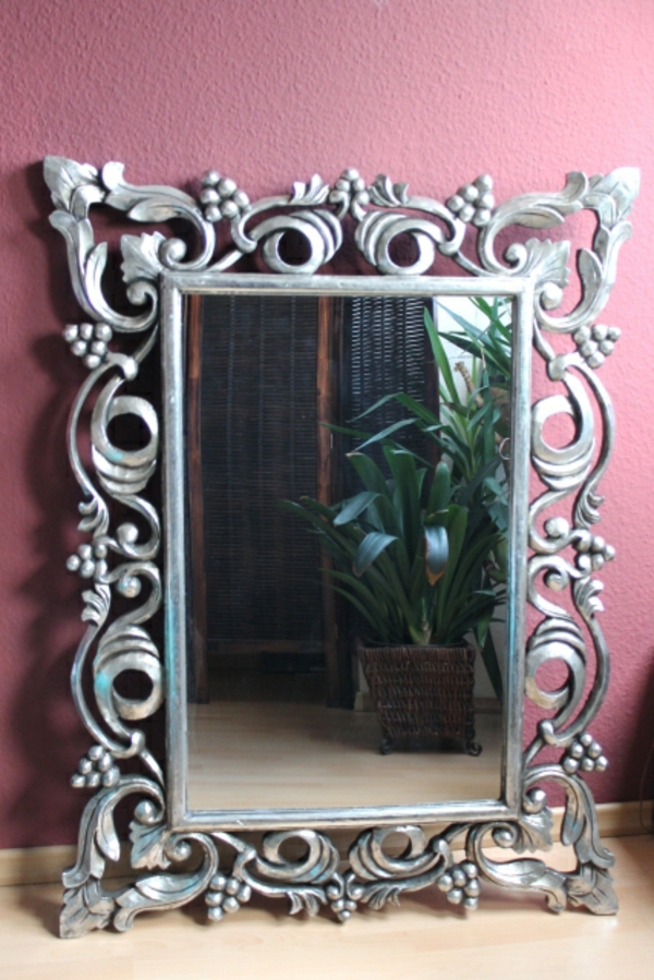 barock-spiegel-mit-silberrahmen-eleganter-look-sehr-schön- rosihe wand