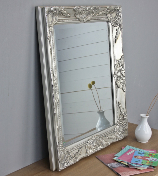 barock-spiegel-mit-silberrahmen-groß-und-schön- eine vase davor