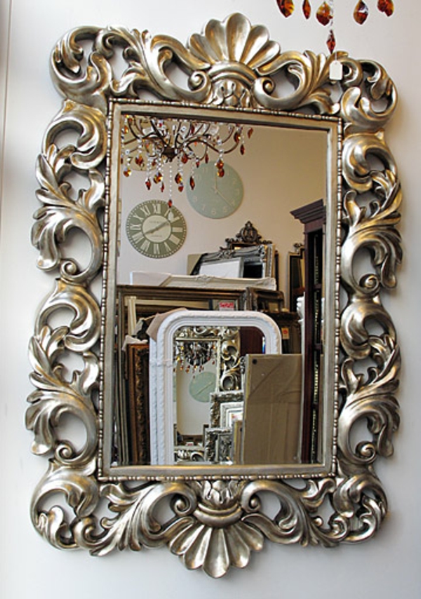 barock-spiegel-mit-silberrahmen-schönes-design- weiße wand dahinter
