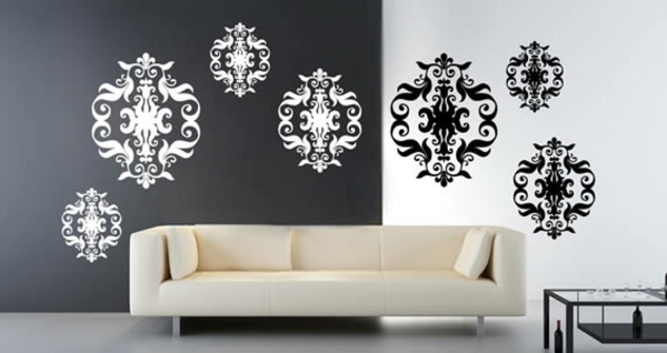 barock-tapete-in-schwarz-und-weiß-weißes-sofa