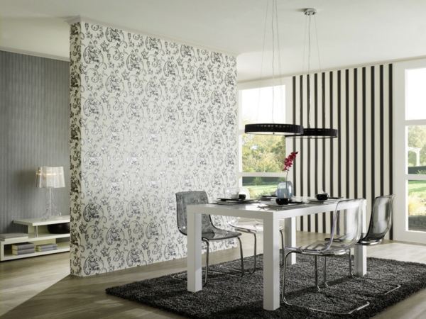 barock-tapete-super-farbe - weißer esstisch mit stühlen