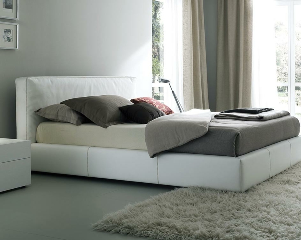 bett-in-weiß-im-modernen-schlafzimmer- weicher teppich