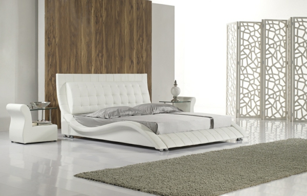bett-in-weiß-im-super-luxuriösen-schlafzimmer- taupe teppich
