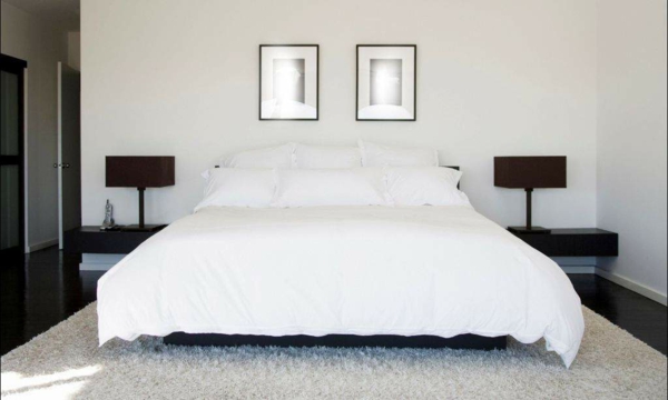 bett-in-weiß-luxuriöses-schlafzimmer-bilder an der wand