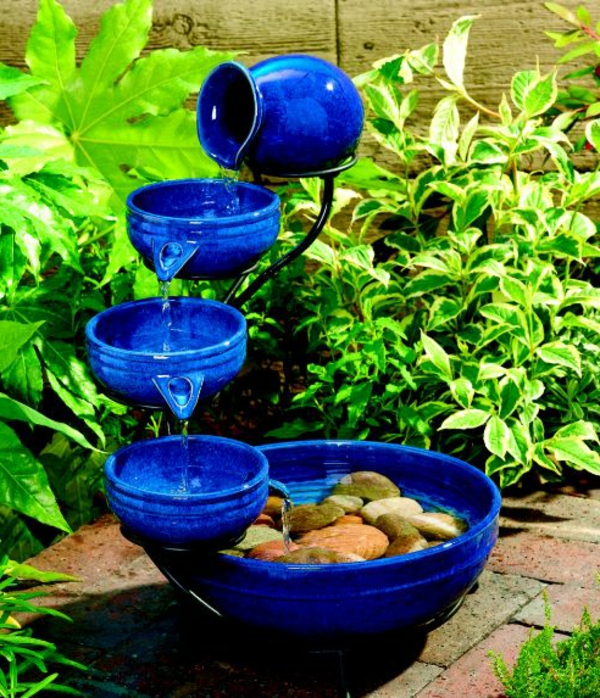 blau-Springbrunnen-solar-im-Garten-Gartengestaltung