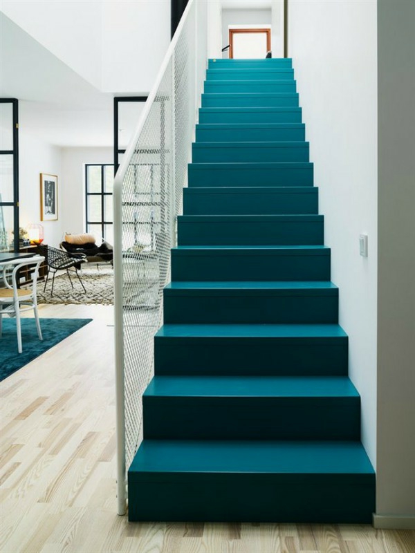 blauer-treppen-teppich-modernes-aussehen- moderne gestaltung
