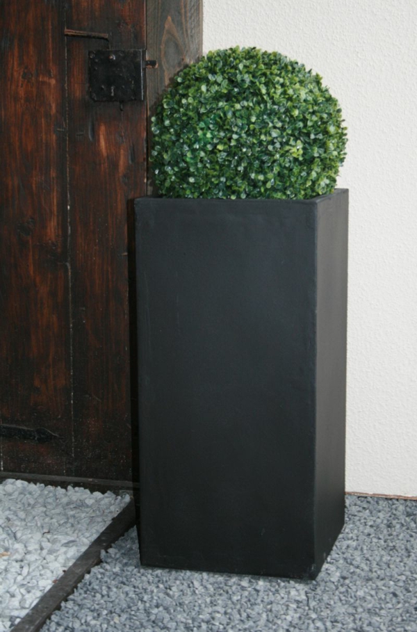 blumenkübel-in-schwarz-schönes-modell- neben einer tür aus massivholz