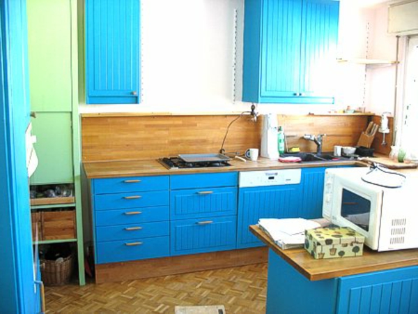 bunte-küche-mit-wandpaneele- blaue möbelstücke