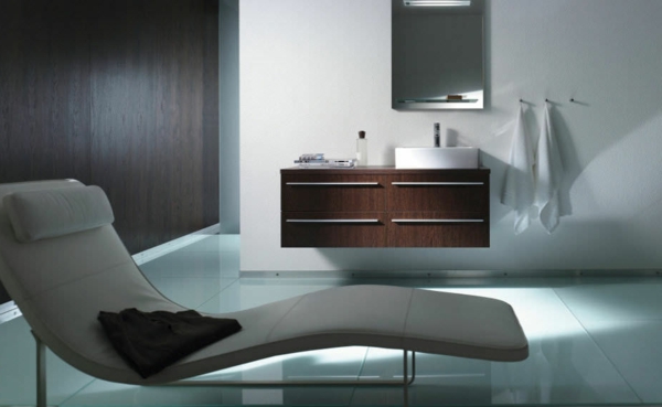 modernes badezimmer mit einem liegestuhl und einem hölzernen Waschbeckenunterschrank mit Schubladen