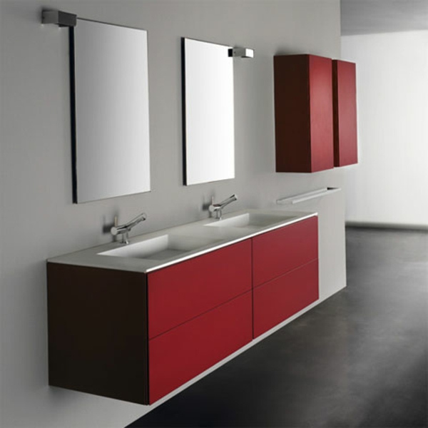 schöner roter Waschbeckenunterschrank und zwei spiegel darüber