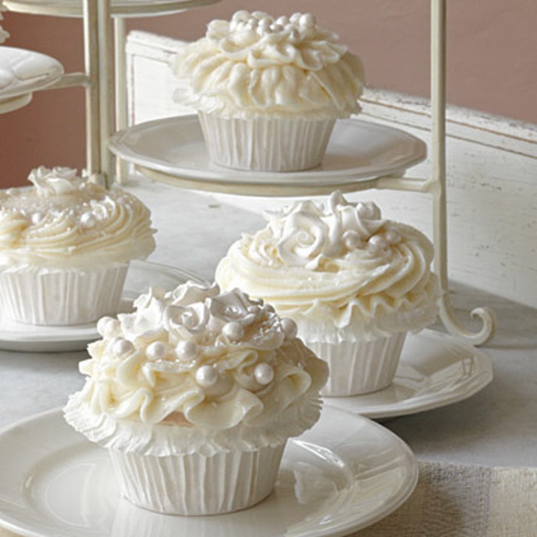 leckere-cupcake-torte-für-hochzeit-vanila-creme