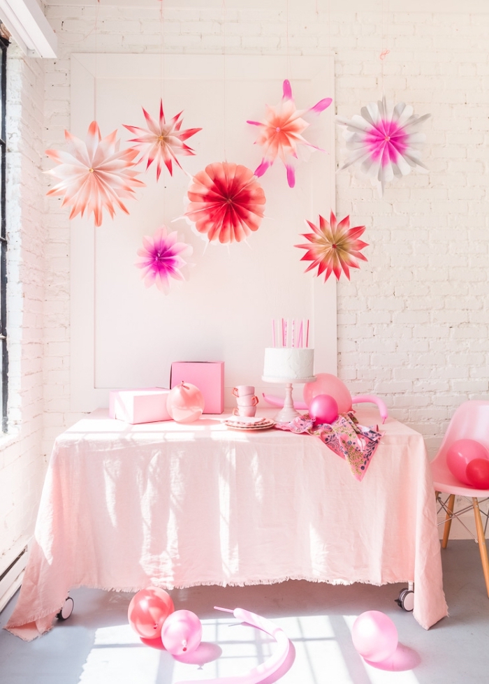 mädchenparty dekoration, deko für kindergeburtstag in rosa, hängende papierdekos