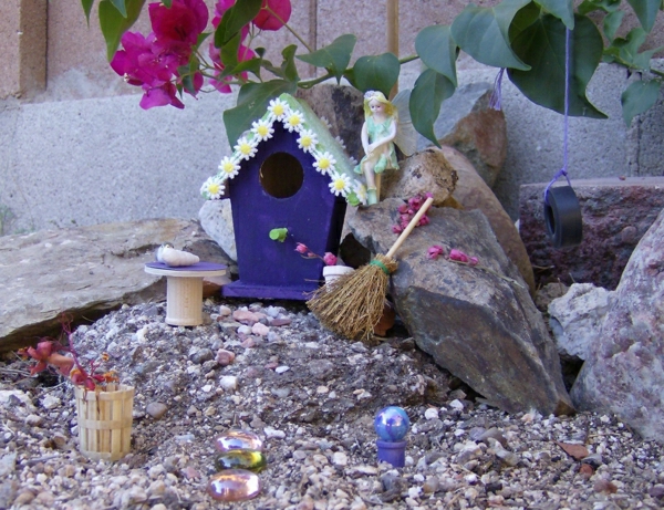 dekosteine-für-garten-kreative gestaltung mit einem vogelhaus