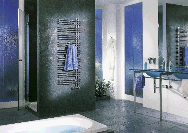 design-vom- badheizkörper-großes-badezimmer- blau und grau