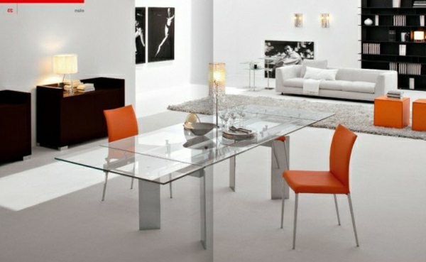 designer-glasstische-neben-orange-stühlen