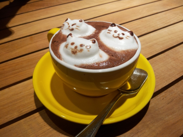 drei-Katzen-aus-Schaum-in-einer-Tasse-Kaffee-Deko