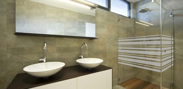 effektvolle-Sichtschutzfolie-für-Badezimmer-Duschkabine