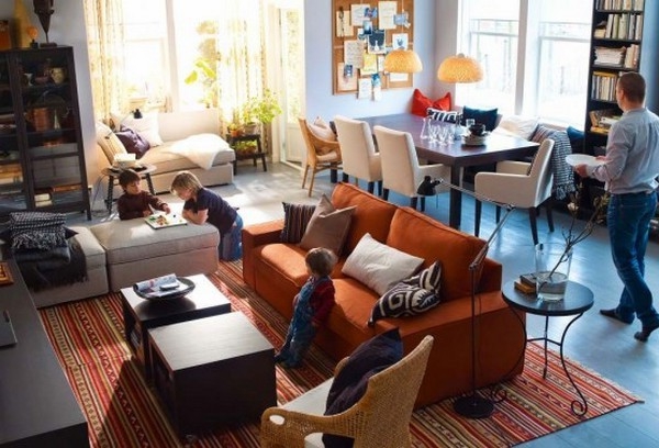 einrichtungstipps-fürs- wohnzimmer-neue-ikea-trends - brauenes sofa