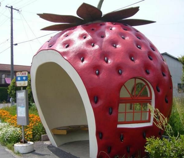 erdbeere-design-für-Bushaltestelle-Japan