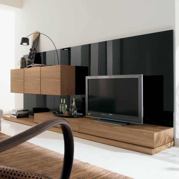 exklusive-tv-möbel-schwarze-wand-dahinter- hölzerne möbel