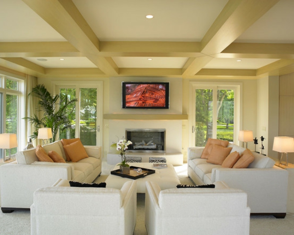 exklusive-tv-möbel-wohnzimmer-hell-gestaltet- mit großen fenstern