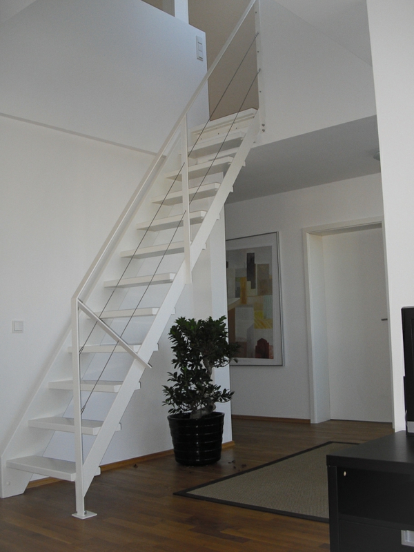 flachstahlwangentreppe-in-weißer-Farbe-Wohnidee-Platzsparende Treppen