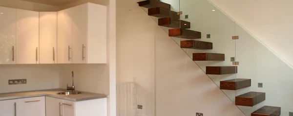 freischwebende-treppe-mit-glasgeländer-bauen