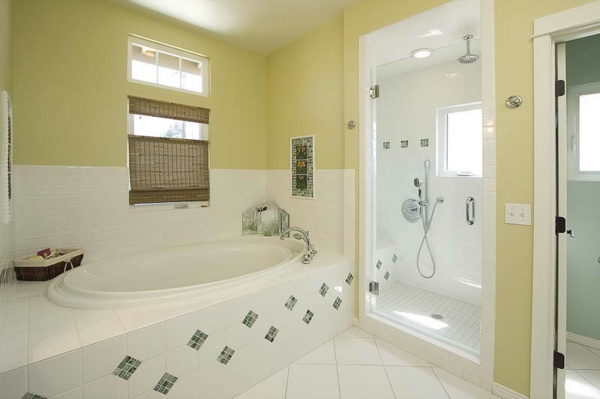 gardinen-für-kleine-fenster-für-eine-schöne-badezimmer-gestaltung- weiße badewanne