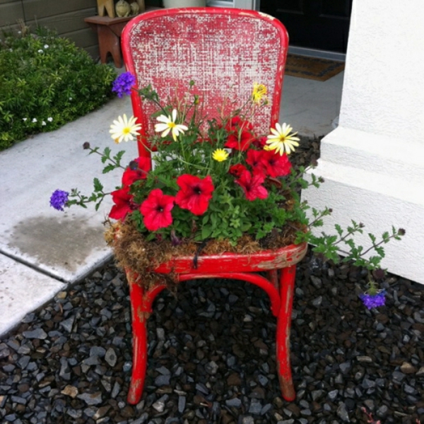 garten-dekoration-stühle-in-blumenkübel-verwandeln-rot-dekoelement