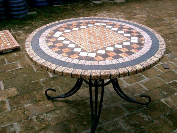 gartentisch-aus-mosaik-runde-form-wunderschöner-look