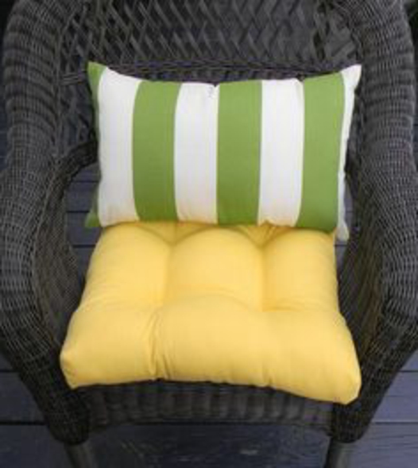 gelbe-gestreifte-Sitzkissen-für-gartenstühle-designidee