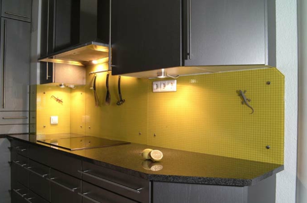 gelbe-wandpaneele-für-küche- schwarze schränke