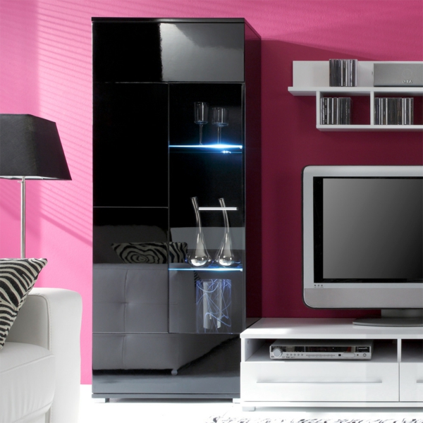 glasvitrine-in-schwarz-im-zimmer-mit-rosigen-wänden- neben einem tv