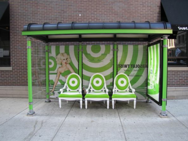 frisch-grüne-originelle-bushaltestelle-mit-stühlen