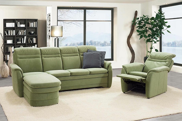 grünes-Sofa-mit-Lounge-Chair-Sessel-Wohnzimmerdesign