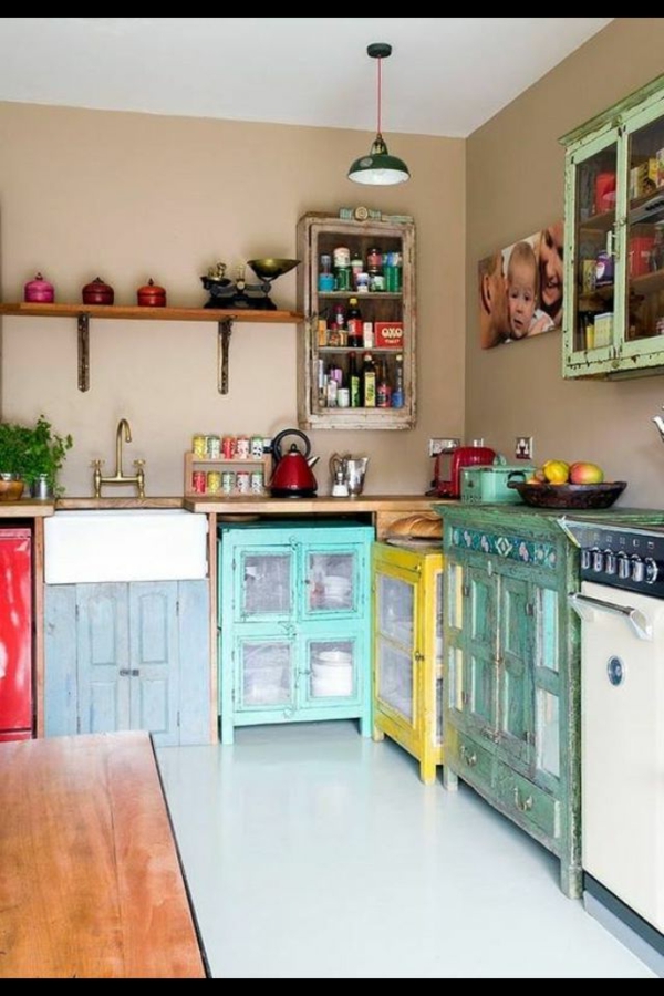 holzerne_Küchenmöbel-in-Vintage-Stil_verschiedene-Farben