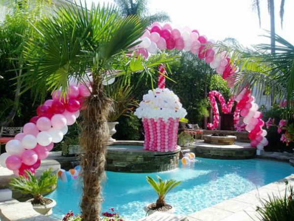 interessante-und-schöne-ballon-deko- auf einem pool