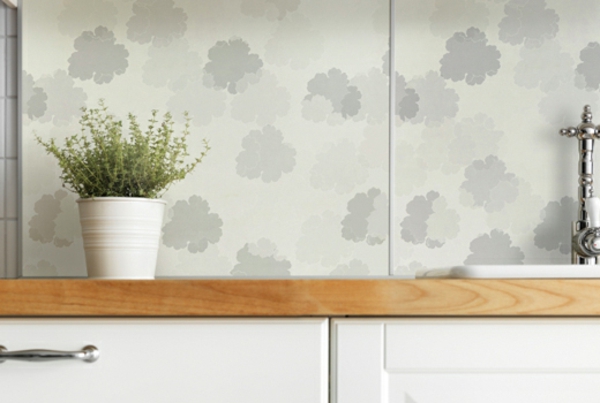 interessante-wandpaneele-für-küche-weiße-farbe-punkten- eine deko pflanze