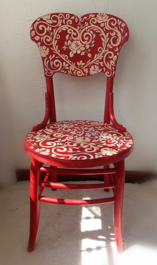 schöner-roter-stuhl-mit-weißen-ornamenten